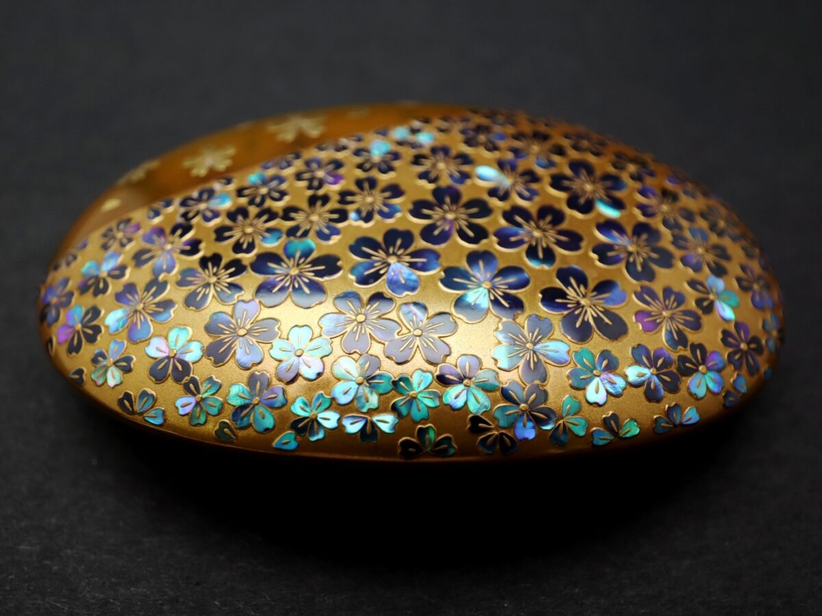 満開の桜、べっ甲桜尽くし螺鈿金蒔絵帯留2026｜大変見事な帯留