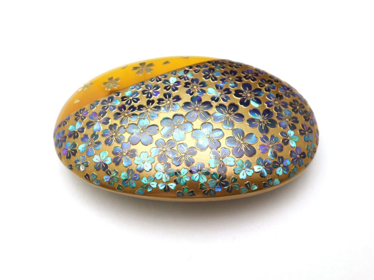 満開の桜、べっ甲桜尽くし螺鈿金蒔絵帯留2026｜大変見事な帯留