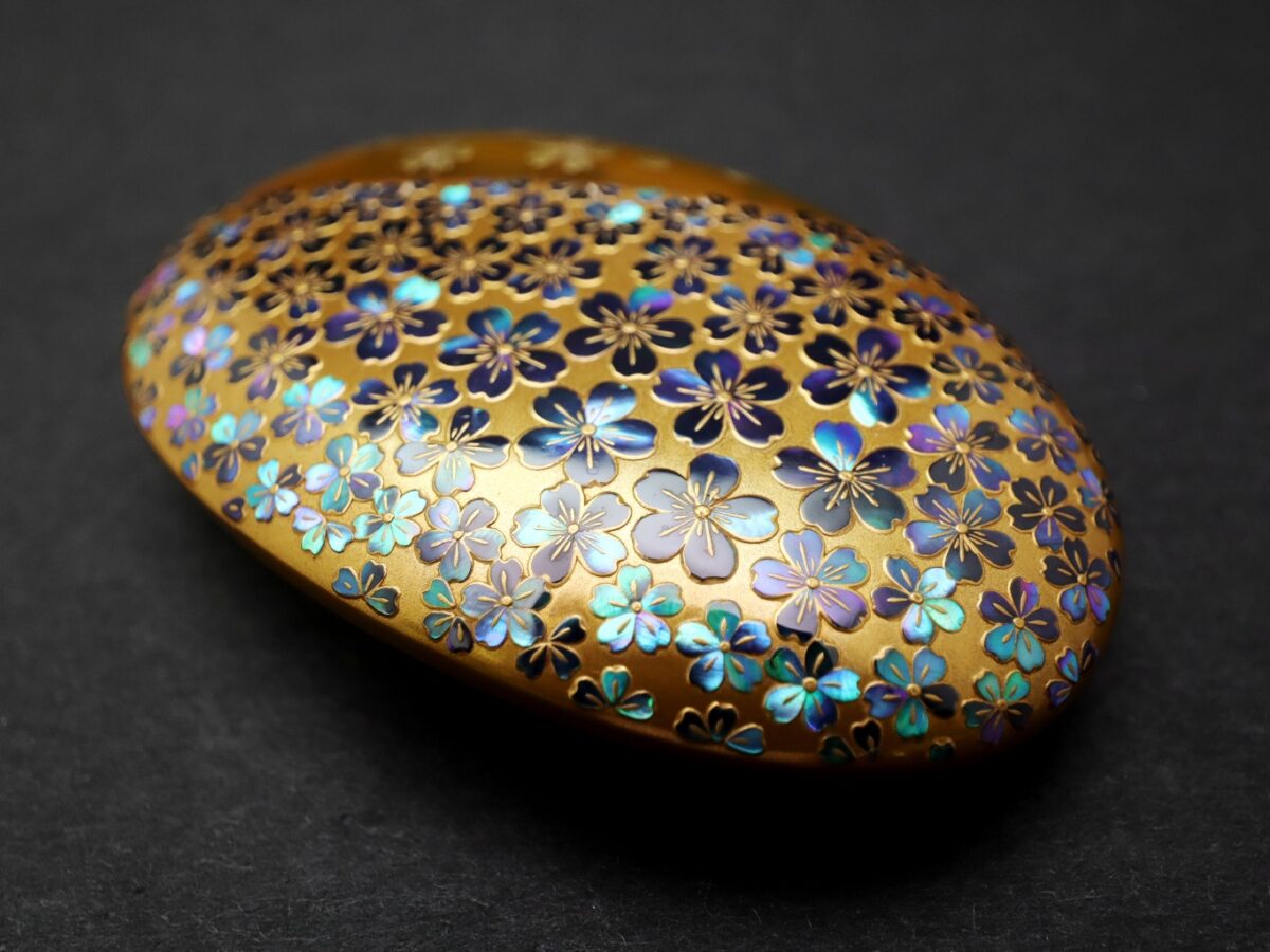 満開の桜、べっ甲桜尽くし螺鈿金蒔絵帯留2026｜大変見事な帯留