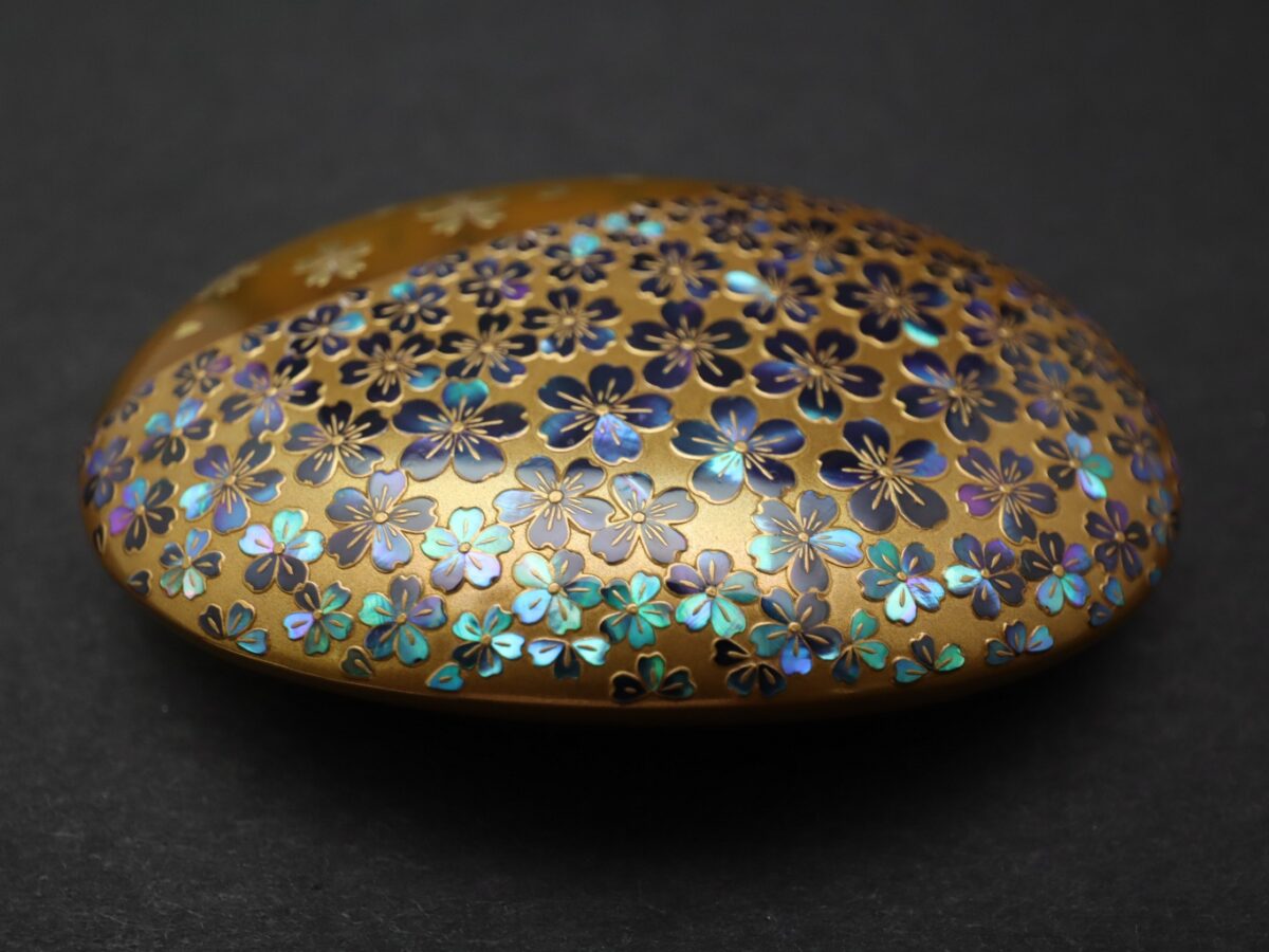 満開の桜、べっ甲桜尽くし螺鈿金蒔絵帯留2026｜大変見事な帯留