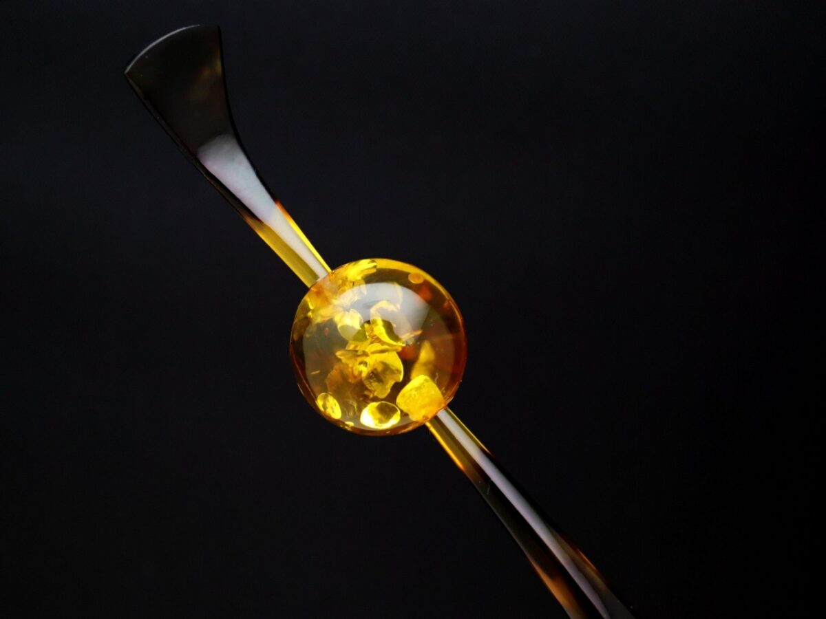 べっ甲カービング玉かんざし｜バルティックアンバー、アラゴライト