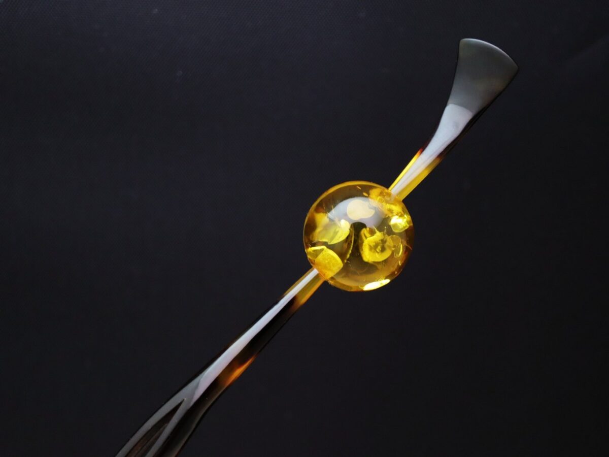 べっ甲カービング玉かんざし｜バルティックアンバー、アラゴライト