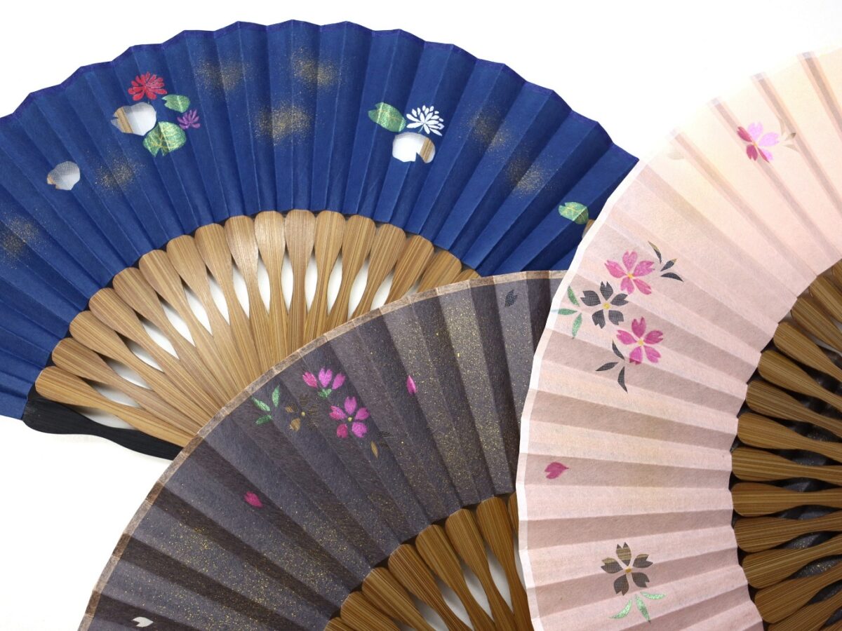 扇子｜可愛らしい婦人用羽二重扇子2026｜桜の花びら、毛玉で遊ぶ猫、蓮の花と葉っぱ