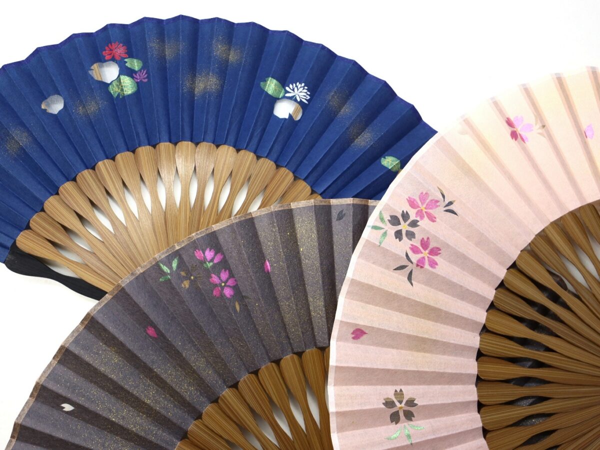 扇子｜可愛らしい婦人用羽二重扇子2026｜桜の花びら、毛玉で遊ぶ猫、蓮の花と葉っぱ