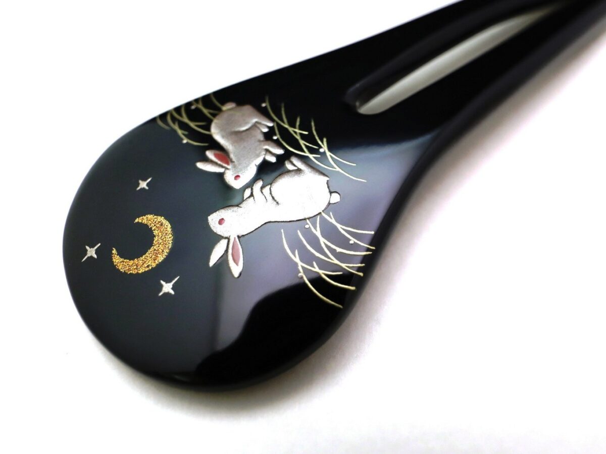 月夜に寄り添う二羽の白うさぎ｜木製漆二兎金蒔絵かんざし2026