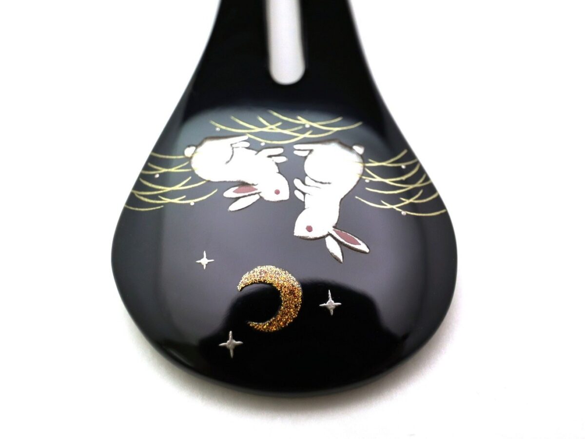 月夜に寄り添う二羽の白うさぎ｜木製漆二兎金蒔絵かんざし2026