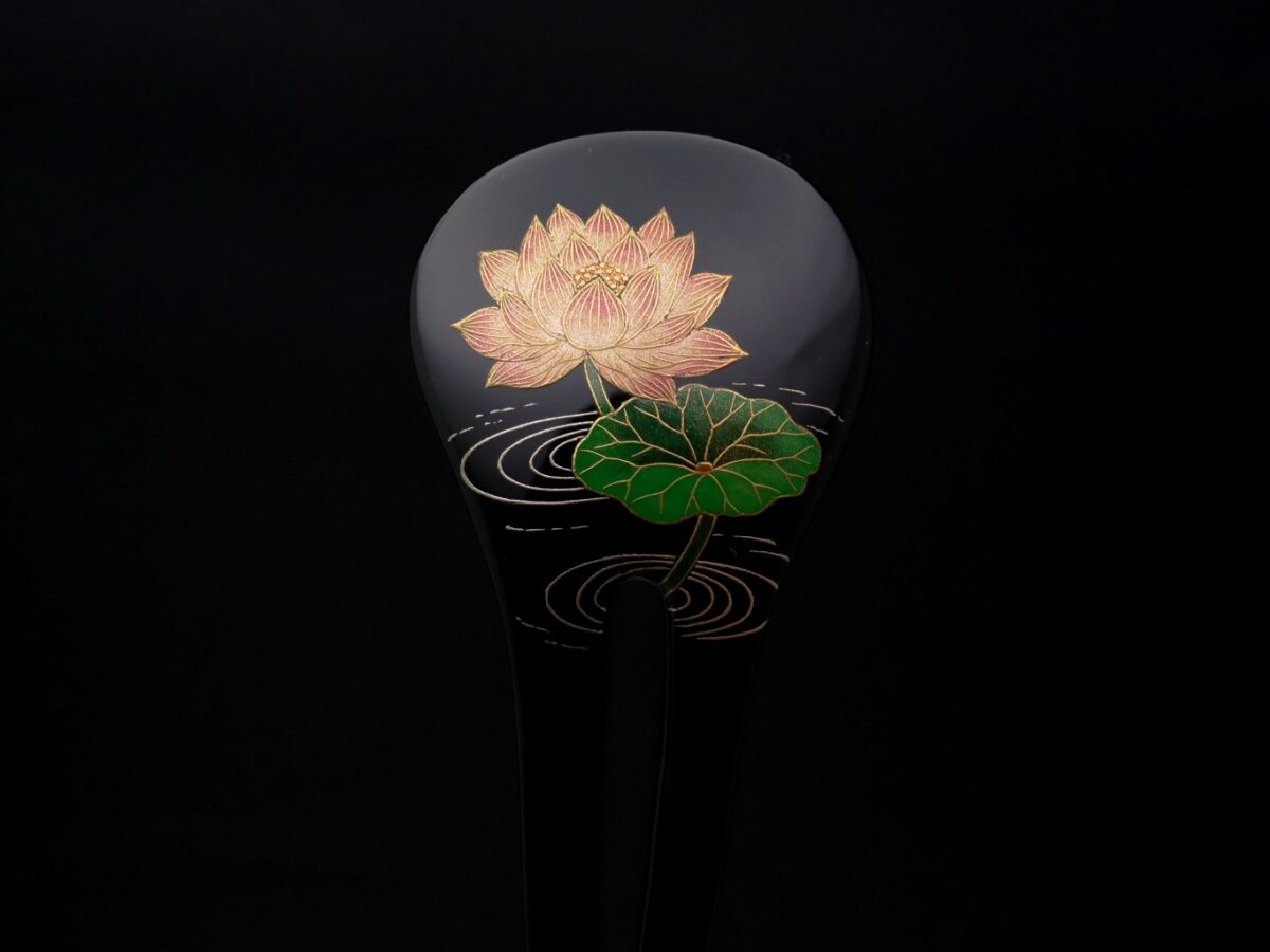 泥中から清らかに咲く蓮の花｜木製漆蓮花金蒔絵簪