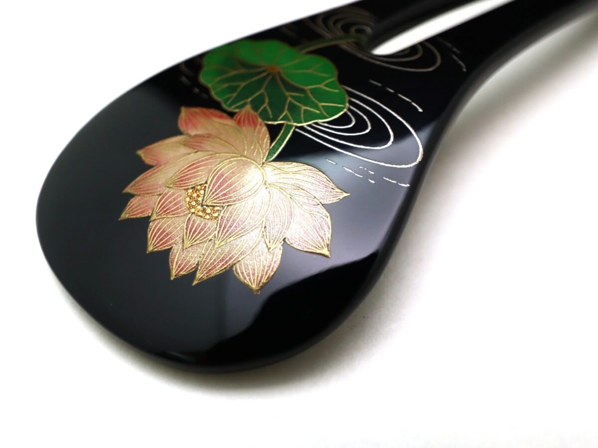 泥中から清らかに咲く蓮の花｜木製漆蓮花金蒔絵簪