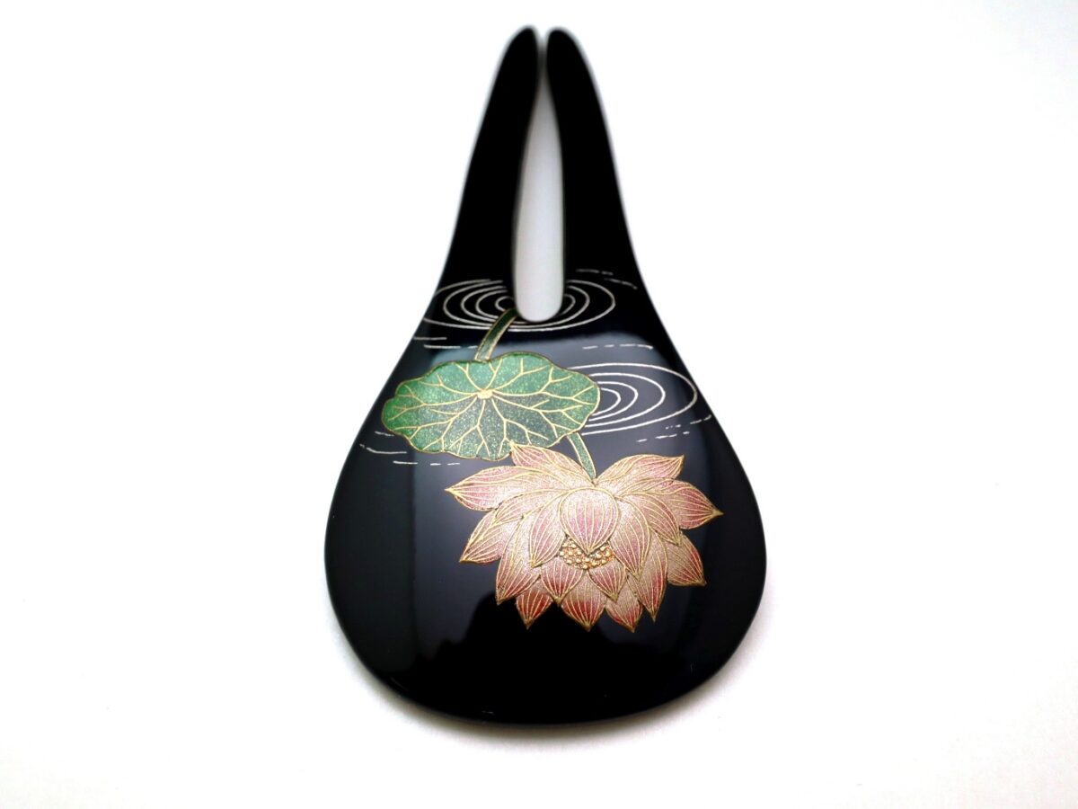 泥中から清らかに咲く蓮の花｜木製漆蓮花金蒔絵簪