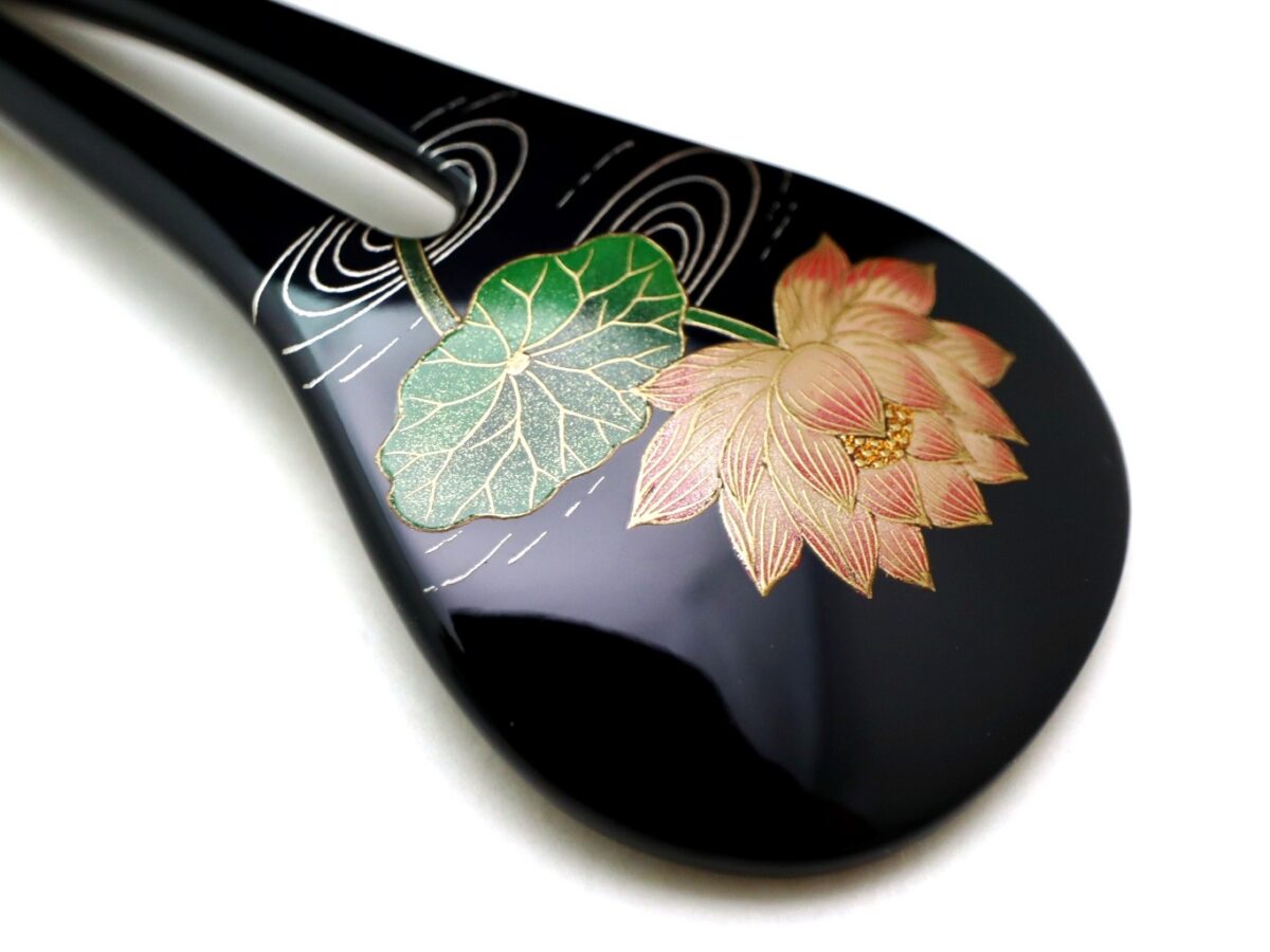 泥中から清らかに咲く蓮の花｜木製漆蓮花金蒔絵簪
