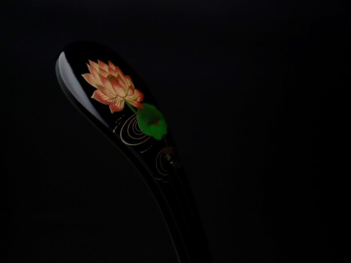 泥中から清らかに咲く蓮の花｜木製漆蓮花金蒔絵簪