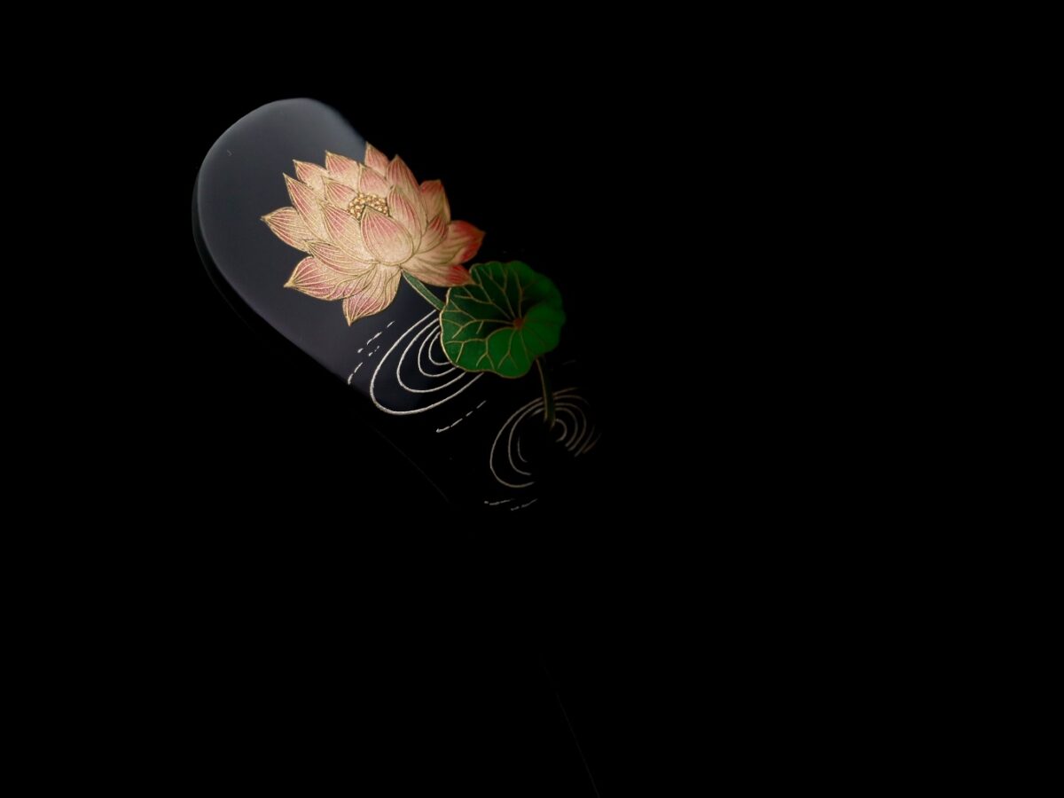 泥中から清らかに咲く蓮の花｜木製漆蓮花金蒔絵簪