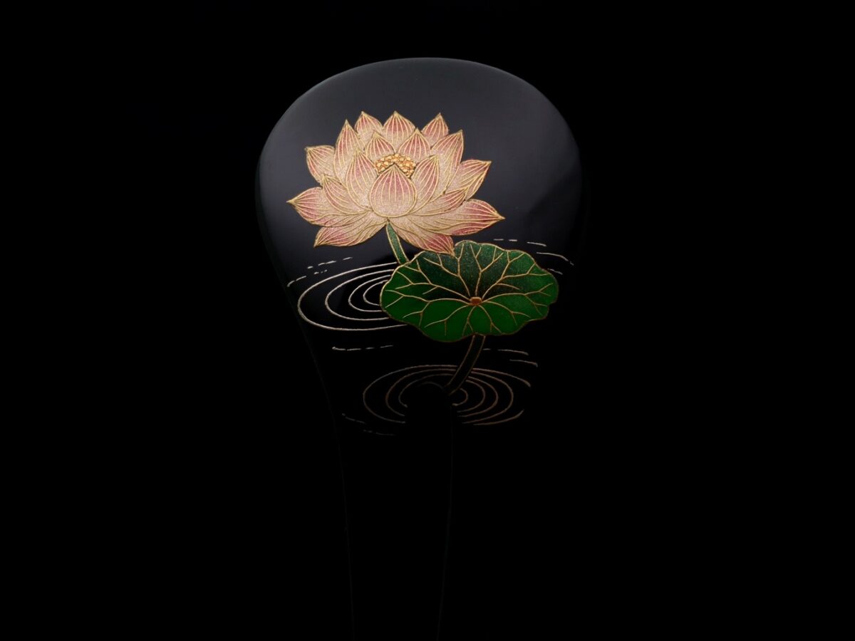 泥中から清らかに咲く蓮の花｜木製漆蓮花金蒔絵簪