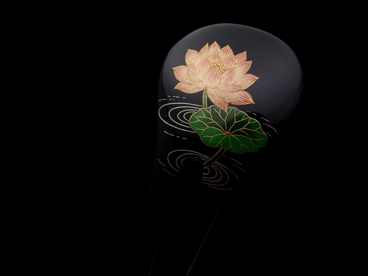 泥中から清らかに咲く蓮の花｜木製漆蓮花金蒔絵簪