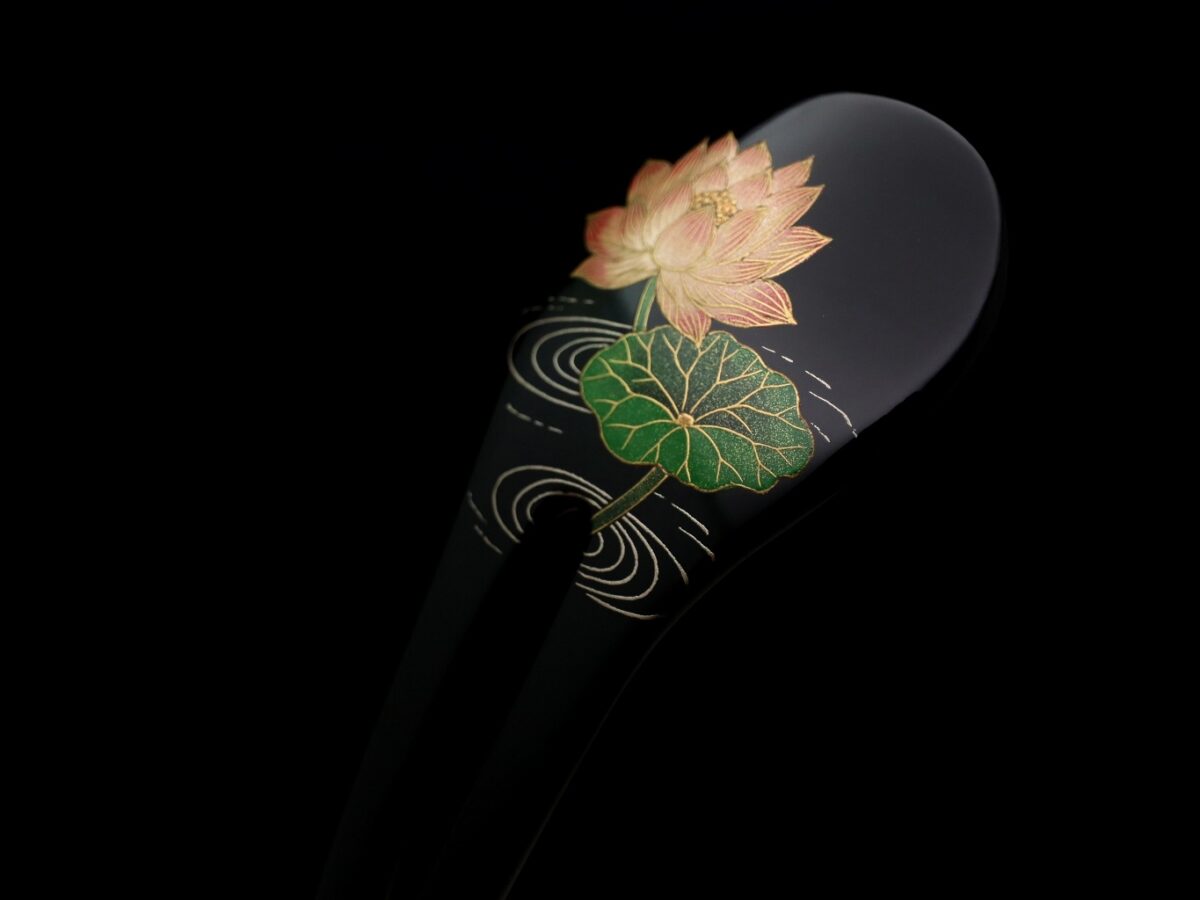 泥中から清らかに咲く蓮の花｜木製漆蓮花金蒔絵簪