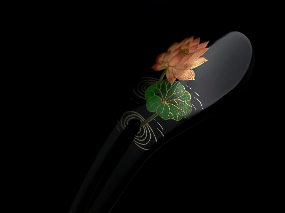 泥中から清らかに咲く蓮の花｜木製漆蓮花金蒔絵簪