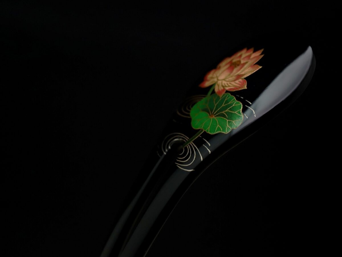 泥中から清らかに咲く蓮の花｜木製漆蓮花金蒔絵簪