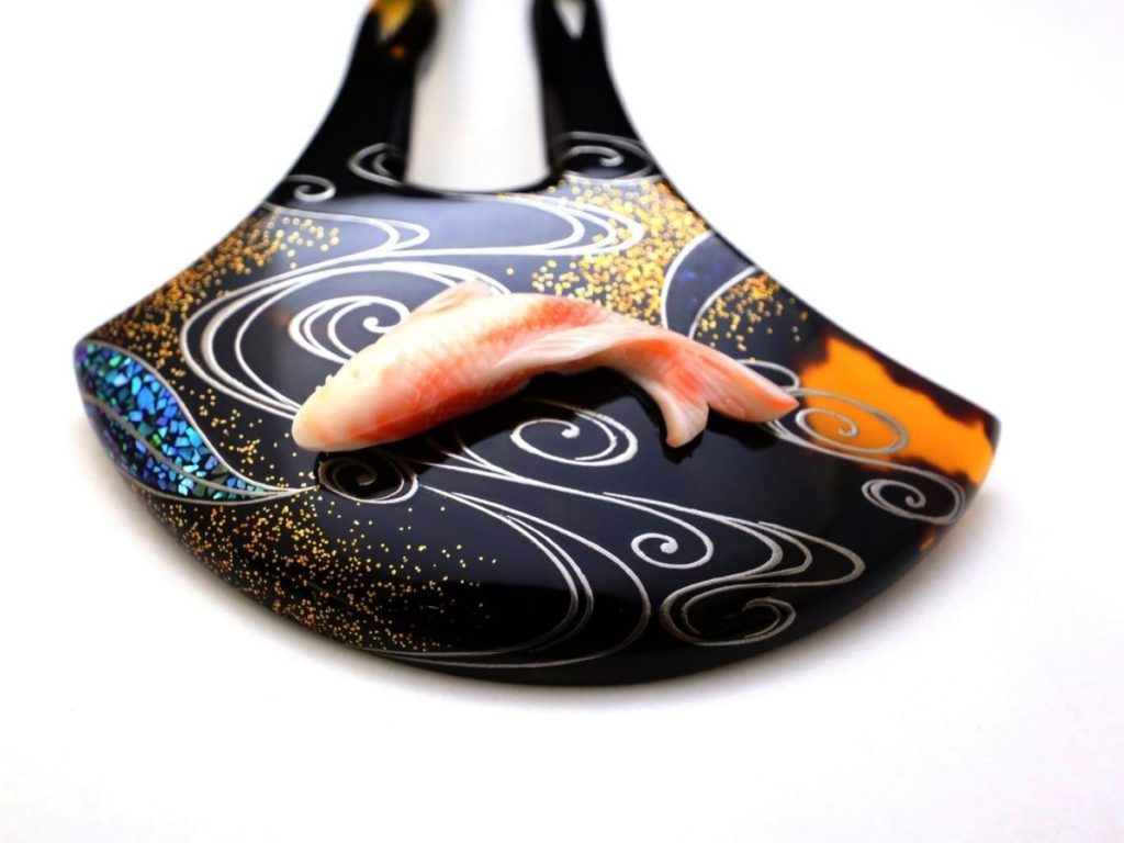 べっ甲珊瑚錦鯉彫り装飾付き流水螺鈿金蒔絵かんざし2022