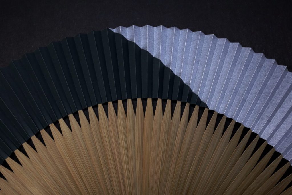 扇子｜紳士用扇子2022｜２色に染め分けた和紙を扇面に使用、バイカラーの落ち着いた雰囲気の短地タイプの京扇子。