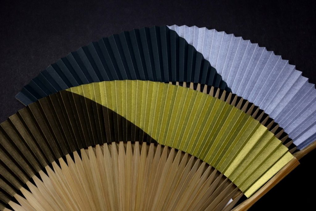 扇子｜紳士用扇子2022｜２色に染め分けた和紙を扇面に使用、バイカラーの落ち着いた雰囲気の短地タイプの京扇子。