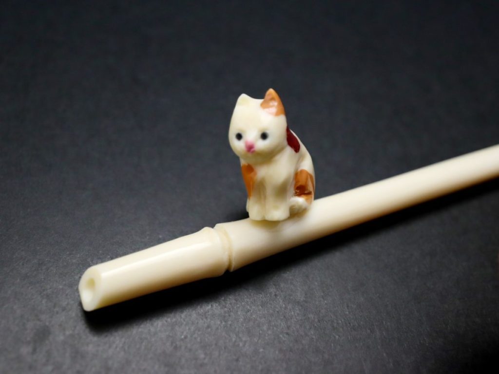 猫かんざし2022・2種｜白猫と三毛猫の手彫り象牙製の前挿し、福猫。
