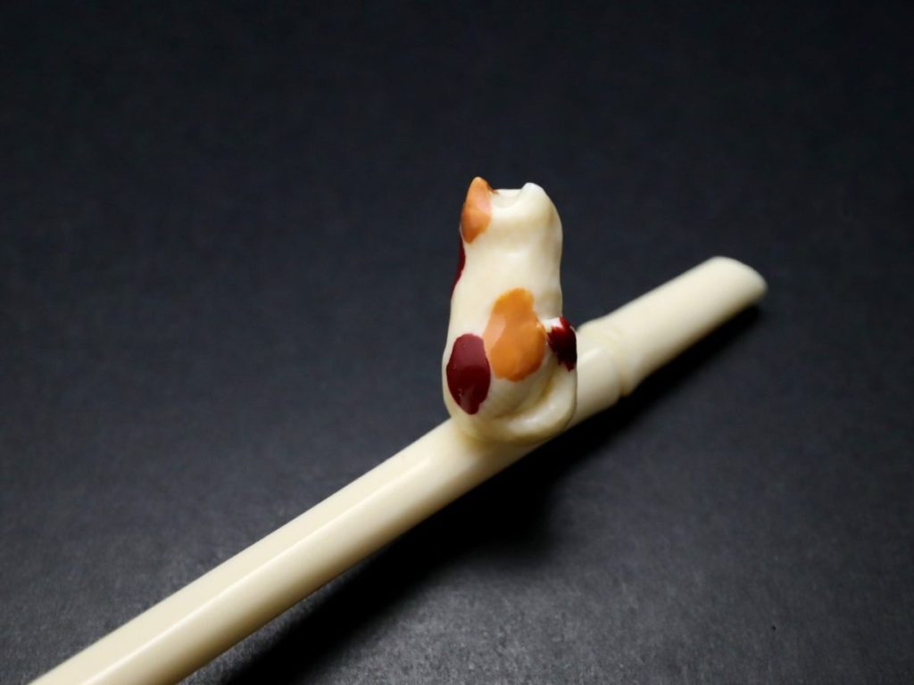 猫かんざし2022・2種｜白猫と三毛猫の手彫り象牙製の前挿し、福猫。