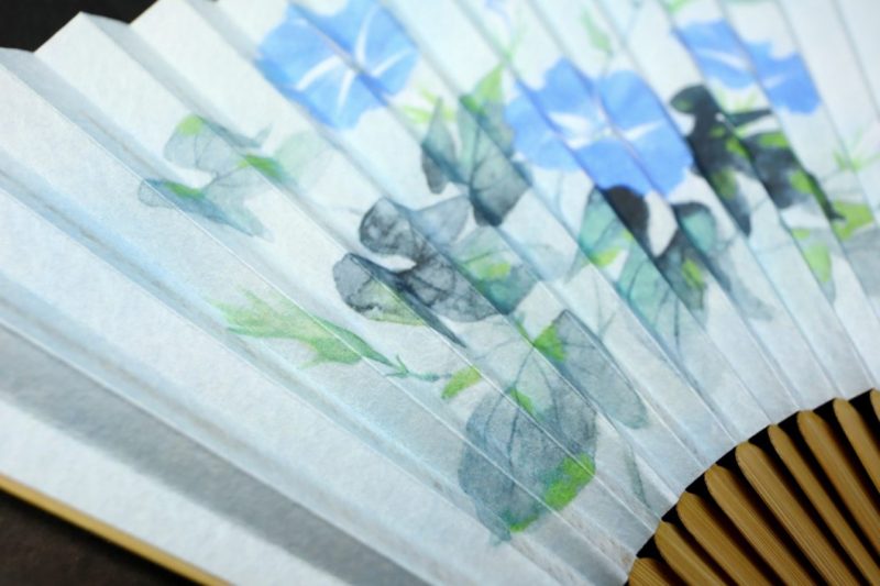 婦人用扇子２０２０・６種｜ふわっとした優しい印象の雲竜紙を地紙に使用したちょっと贅沢な手描き京扇子。